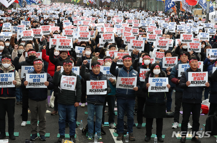 [서울=뉴시스] 이영환 기자 = 3일 오후 서울 여의도 국회 앞에서 열린 민주노총 전국노동자대회에 참석한 양경수(앞줄 오른쪽) 위원장 및 조합원들이 구호를 외치고 있다. 2022.12.03. 20hwan@newsis.com