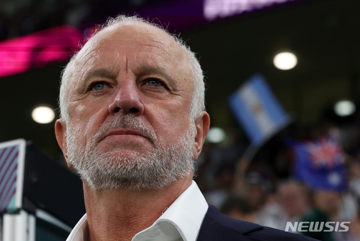 [알랴이얀(카타르)=뉴시스] 조성우 기자 = 3일(현지시간) 오후 카타르 알랴이얀 아흐마드 빈 알리 스타디움에서 열린 2022 카타르 월드컵 16강전 아르헨티나와 호주의 경기, 그레이엄 아놀드 호주 감독이 경기를 기다리고 있다. 2022.12.04. xconfind@newsis.com