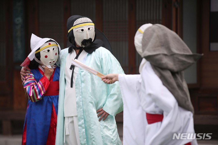 [서울=뉴시스] 김선웅 기자 = 4일 서울 중구 남산국악당에서 유네스코 '한국의 탈춤' 인류무형문화유산 등재를 기념해 양주별산대놀이가 공연되고 있다. 2022.12.04. mangusta@newsis.com