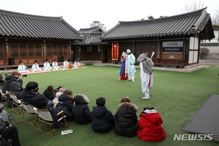 [서울=뉴시스] 김선웅 기자 = 4일 서울 중구 남산국악당에서 유네스코 '한국의 탈춤' 인류무형문화유산 등재를 기념해 양주별산대놀이가 공연되고 있다. 2022.12.04. mangusta@newsis.com