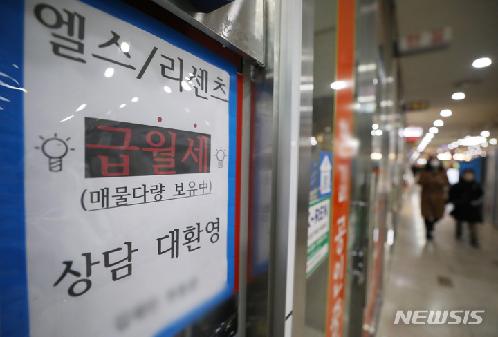 [서울=뉴시스] 김진아 기자 = 4일 KB국민은행 자료에 따르면 지난달 서울의 KB아파트 월세지수(전용면적 95.86m² 이하 아파트 대상)는 105.4로 전달대비 0.6포인트(p) 상승, 통계가 작성된 이래 최고치를 기록했다. 사진은 4일 서울 한 부동산중개업소. 2022.12.04. bluesoda@newsis.com