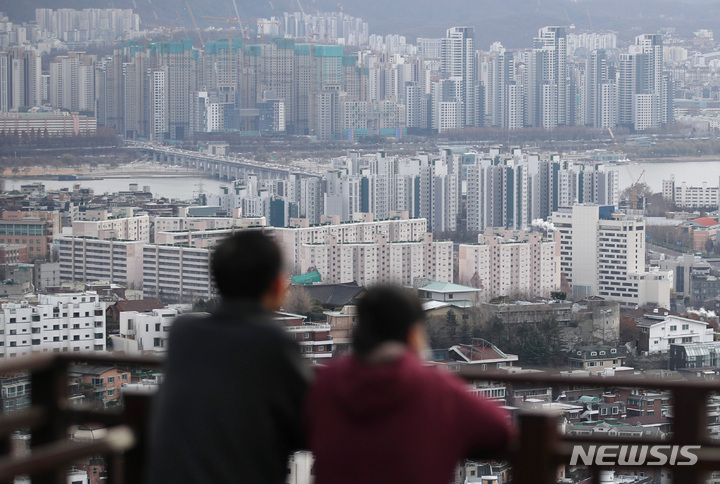 [서울=뉴시스] 김진아 기자 = 4일 여야가 공시가 6억원인 종합부동산세 기본공제(1세대 1주택은 11억원)를 일정 부분 인상해 종합부동산세 과세 대상과 금액을 줄이는 방식을 두고 조율 중인것으로 알려졌다. 사진은 이날 서울 남산타워에서 바라본 아파트단지 모습. 2022.12.04. bluesoda@newsis.com