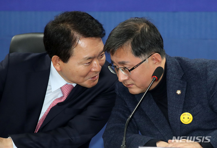 [서울=뉴시스] 고범준 기자 = 성일종 국민의힘 정책위의장과 김성환 더불어민주당 정책위의장이 4일 오후 서울 여의도 국회 의원회관에서 열린 2+2 예산안 협의에서 대화하고 있다. 2022.12.04. bjko@newsis.com