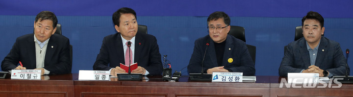 [서울=뉴시스] 고범준 기자 = 김성환 더불어민주당 정책위의장이 4일 오후 서울 여의도 국회 의원회관에서 열린 2+2 예산안 협의에서 발언하고 있다. 왼쪽부터 이철규 국민의힘 예결위 간사, 성일종 국민의힘 정책위의장, 김성환 더불어민주당 정책위의장, 박정 더불어민주당 예결위 간사. 2022.12.04. bjko@newsis.com