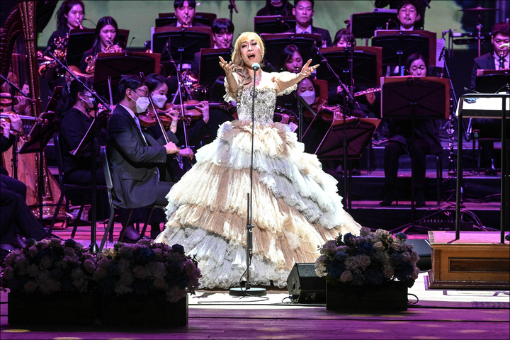 [서울=뉴시스] 정병혁 기자 = 소프라노 조수미가 지난 12월4일 오후 서울 종로구 세종문화회관에서 열린 천원의행복 15주년 특별공연 조수미 콘서트에서 공연을 펼치고 있다.(사진=세종문화회관 제공) 2022.12.04. photo@newsis.com *재판매 및 DB 금지