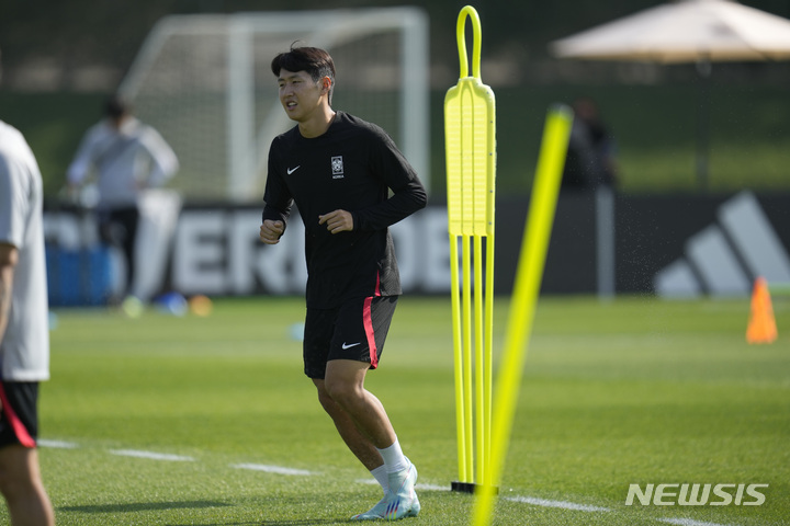 [도하=뉴시스/AP] 이강인이 6일 브라질전을 앞두고 훈련하고 있다. 2022.12.05