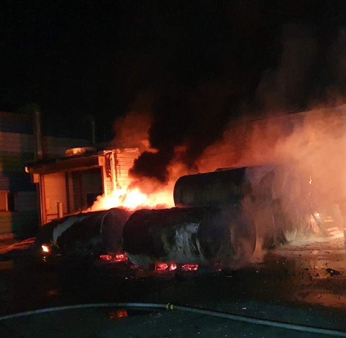 4일 오후 8시 04분께 충남 천안시 동남구 동면 구도리 장판 제조 공장에서 화재가 발생했다. (사진= 천안동남소방서 제공) 2022.12.05. photo@newsis.com *재판매 및 DB 금지