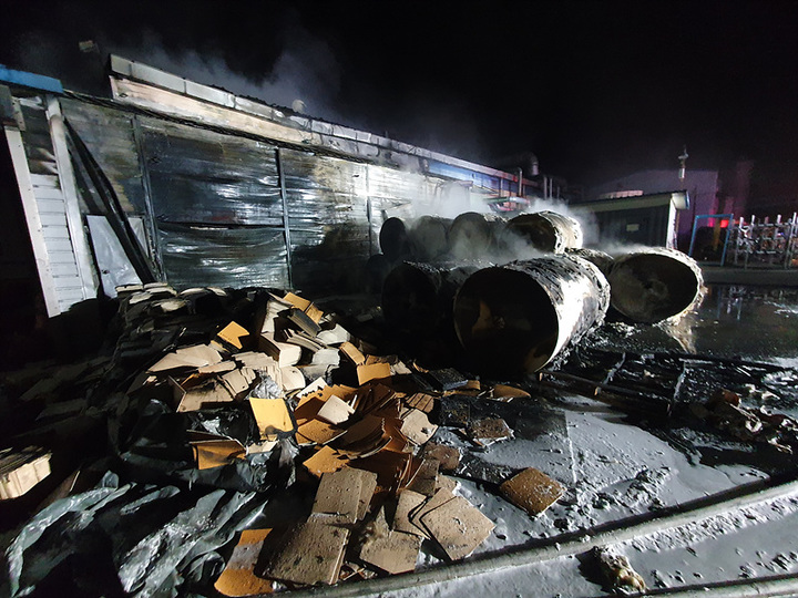 4일 오후 8시 04분께 충남 천안시 동남구 동면 구도리 장판 제조 공장에서 화재가 발생해 진화 했다. (사진= 천안동남소방서 제공) 2022.12.05. photo@newsis.com *재판매 및 DB 금지