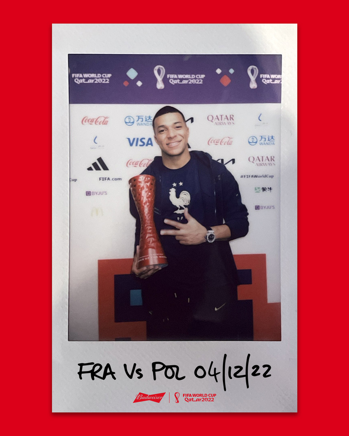 프랑스 축구대표팀 킬리안 음바페가 5일(한국시간) 2022 카타르 월드컵 폴란드와 16강전에서 승리한 뒤 최우수선수로 선정돼 기념사진을 찍고 있다. (사진=FIFA 트위터 캡처) *재판매 및 DB 금지