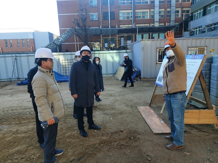 [인천=뉴시스] 김정헌 인천 중구청장이 중구 답동성당 등 주요 건설공사 현장을 방문해 점검을 하고 있다. (사진=인천 중구 제공) *재판매 및 DB 금지