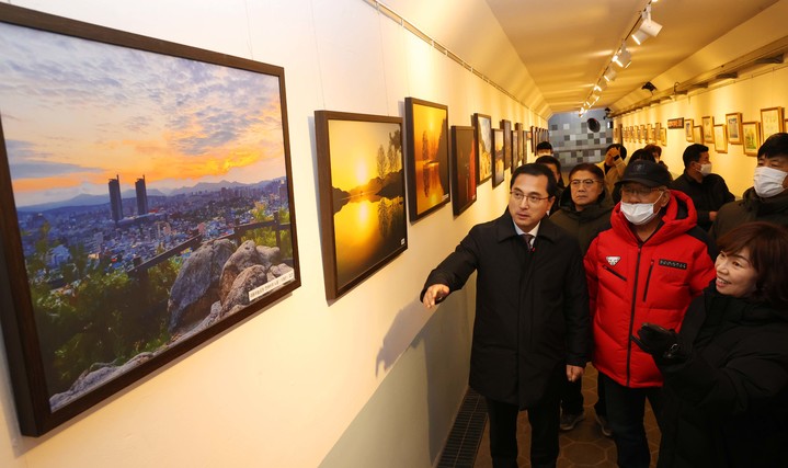 [대전=뉴시스] 조명휘 기자 = 박희조 대전 동구청장이 홍도 복숭아길 조성에 참여한 주민들과 홍도지하보도에 조성된 기찻길 옆 홍도미술관을 둘러보고 있다. (사진= 대전시 제공) 2022.12.05. photo@newsis.com *재판매 및 DB 금지