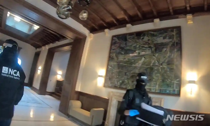 [서울=뉴시스] 영국 정부가 '영국판 FBI'로 불리는 새로운 국가 단위 경찰 조직 '국가경찰청'을 창설한다. 사진은 2022년 영국 국립범죄수사국(NCA) 수사팀이 런던의 한 사업가 자택을 압수수색하고 있는 모습. (사진=뉴시스DB)