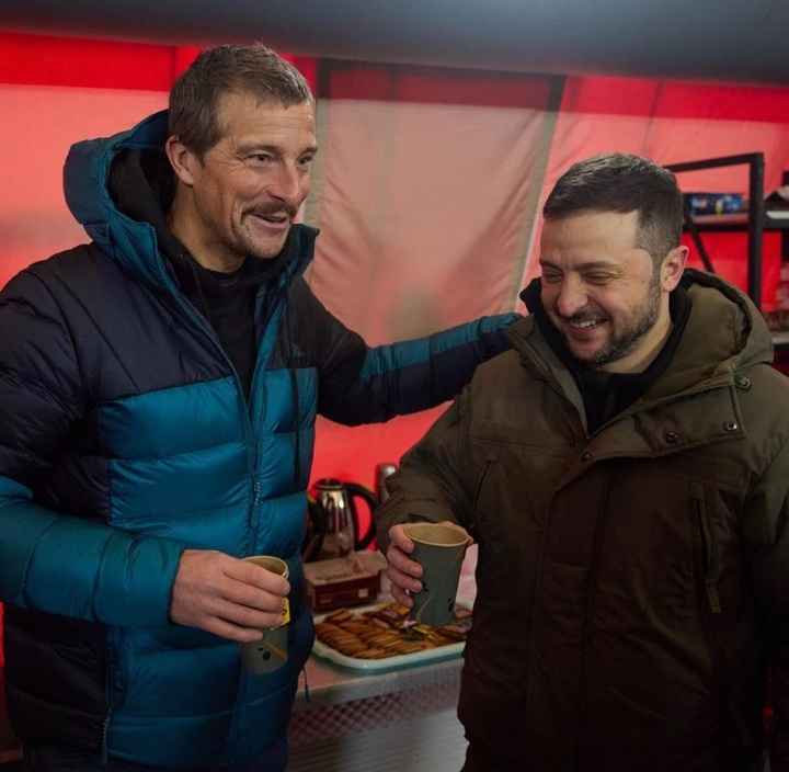 [서울=뉴시스] '생존왕'이라는 별명으로 알려진 베어 그릴스(왼쪽)가 소셜미디어(SNS)를 통해 우크라이나에 방문해 볼로디미르 젤렌스키 대통령(오른쪽)과 만났다고 밝혔다 (사진출처: 베어 그릴스 트위터 캡처) 2022.12.05. *재판매 및 DB 금지