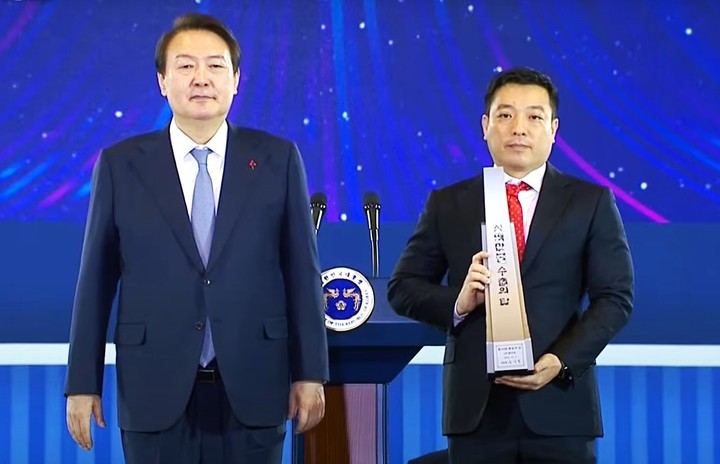 플리토가 무역의 날 기념식에서 ‘300만불 수출의 탑’과 ‘서비스탑’을 동시 수상했다. 사진은 윤석열 대통령(왼쪽)과 이정수 플리토 대표. *재판매 및 DB 금지