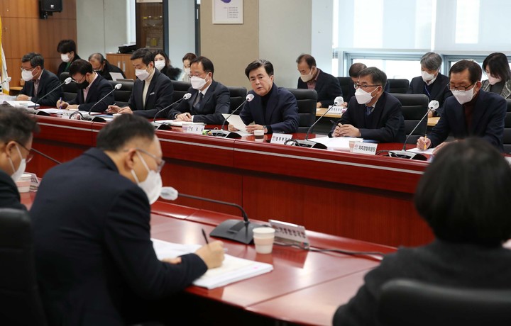[홍성=뉴시스] 김태흠 충남지사가 실국원장 등이 참석한 가운데 열린 간부회의에서 모두 발언을 하고 있다.  *재판매 및 DB 금지