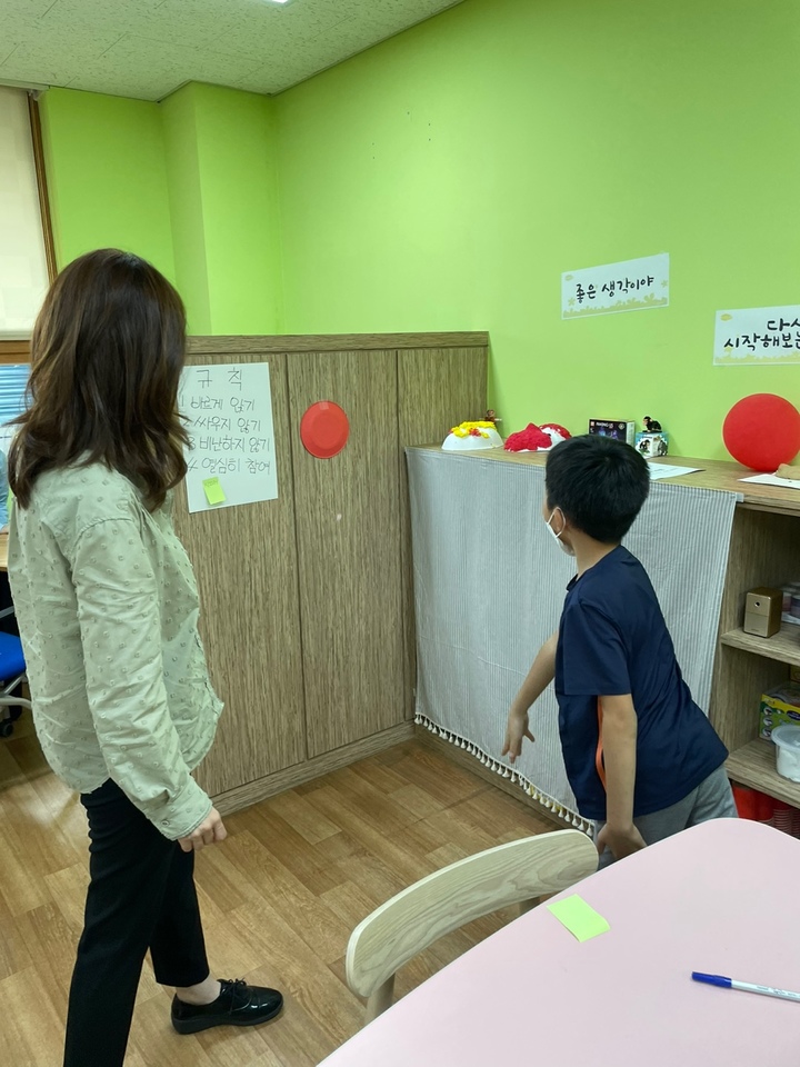 [서울=뉴시스]동작구정신건강복지센터가 주관한 정서조절 훈련 프로그램 모습.(사진=동작구 제공) *재판매 및 DB 금지