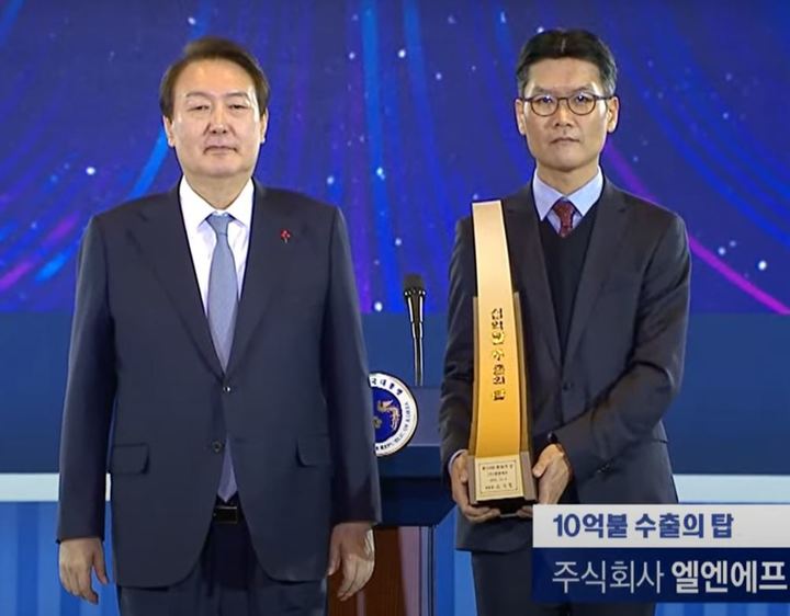 1일 서울 삼성동 코엑스에서 열린 제59회 무역의 날 기념식에서 주식회사 엘앤에프 최수안 대표이사(오른쪽)가 10억불 수출의 탑을 수상한 후 기념 촬영을 하고 있다. *재판매 및 DB 금지