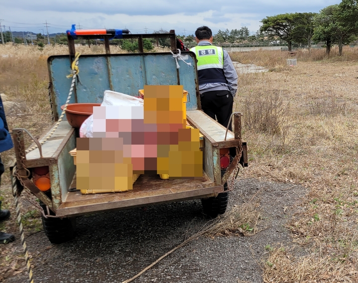 [제주=뉴시스] 오영재 기자 = 지난달 30일 제주 서귀포시 안덕면 서광리 야초지에서 불법 말 도축 신고가 접수돼 경찰이 현장에 출동해 조사하고 있다.(사진=사단법인 제주동물사랑실천혼디도랑 제공) 2022.12.05. photo@newsis.com *재판매 및 DB 금지