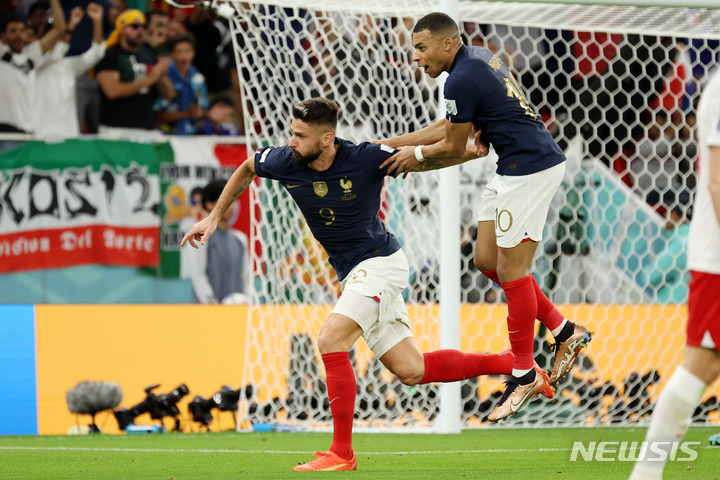 [도하(카타르)=뉴시스] 백동현 기자 = 4일(현지시간) 오후 카타르 도하 알투마마 스타디움에서 열린 2022 카타르 월드컵 16강전 프랑스와 폴란드의 경기, 프랑스 올리비에 지루 득점 때 음바페가 함께 기뻐하고 있다. 2022.12.05. livertrent@newsis.com