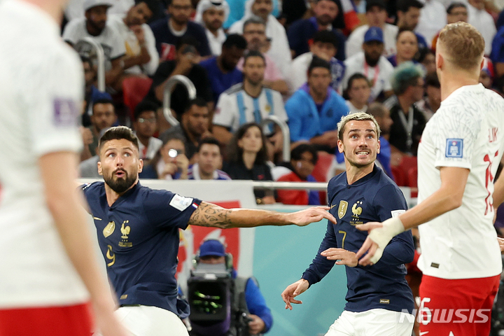 [도하(카타르)=뉴시스] 백동현 기자 = 4일(현지시간) 오후 카타르 도하 알투마마 스타디움에서 열린 2022 카타르 월드컵 16강전 프랑스와 폴란드의 경기, 프랑스 지루와 그리즈만이 공중볼을 바라보고 있다. 2022.12.05. livertrent@newsis.com