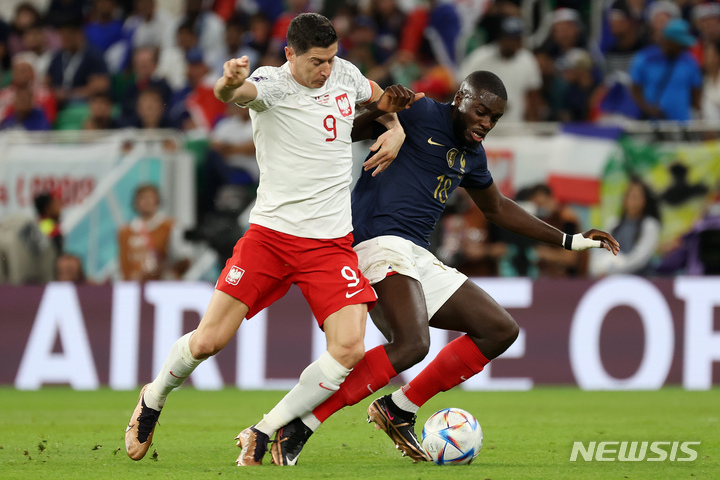 [도하(카타르)=뉴시스] 백동현 기자 = 4일(현지시간) 오후 카타르 도하 알투마마 스타디움에서 열린 2022 카타르 월드컵 16강전 프랑스와 폴란드의 경기, 폴란드 레반도프스키와 프랑스 우파메카노가 경합하고 있다. 2022.12.05. livertrent@newsis.com