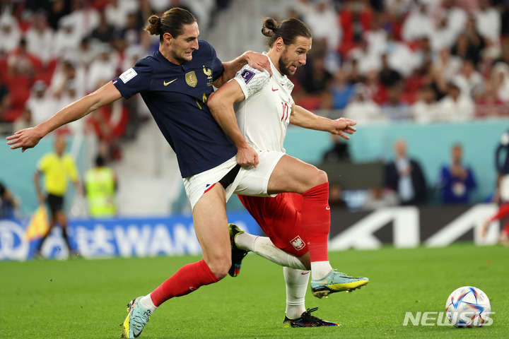 [도하(카타르)=뉴시스] 백동현 기자 = 4일(현지시간) 오후 카타르 도하 알투마마 스타디움에서 열린 2022 카타르 월드컵 16강전 프랑스와 폴란드의 경기, 프랑스 라비오와 폴란드 크리호비악이 경합하고 있다. 2022.12.05. livertrent@newsis.com