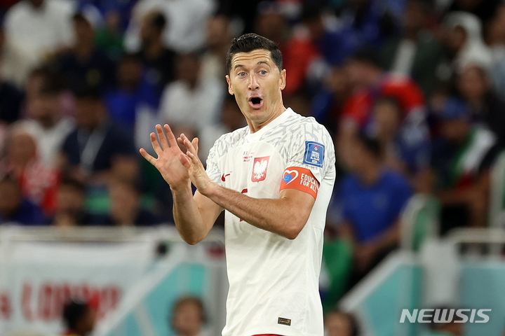 [도하(카타르)=뉴시스] 백동현 기자 = 4일(현지시간) 오후 카타르 도하 알투마마 스타디움에서 열린 2022 카타르 월드컵 16강전 프랑스와 폴란드의 경기, 폴란드 레반도프스키가 동료들을 격려하고 있다. 2022.12.05. livertrent@newsis.com