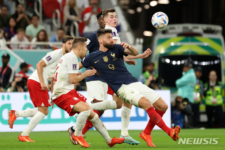 [도하(카타르)=뉴시스] 백동현 기자 = 4일(현지시간) 오후 카타르 도하 알투마마 스타디움에서 열린 2022 카타르 월드컵 16강전 프랑스와 폴란드의 경기, 프랑스 올리비에 지루가 슛하고 있다. 2022.12.05. livertrent@newsis.com