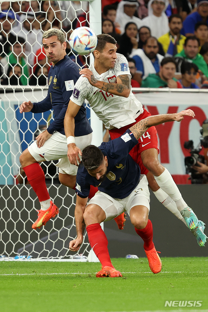[도하(카타르)=뉴시스] 백동현 기자 = 4일(현지시간) 오후 카타르 도하 알투마마 스타디움에서 열린 2022 카타르 월드컵 16강전 프랑스와 폴란드의 경기, 양팀 선수들이 공중볼 경합하고 있다. 2022.12.05. livertrent@newsis.com