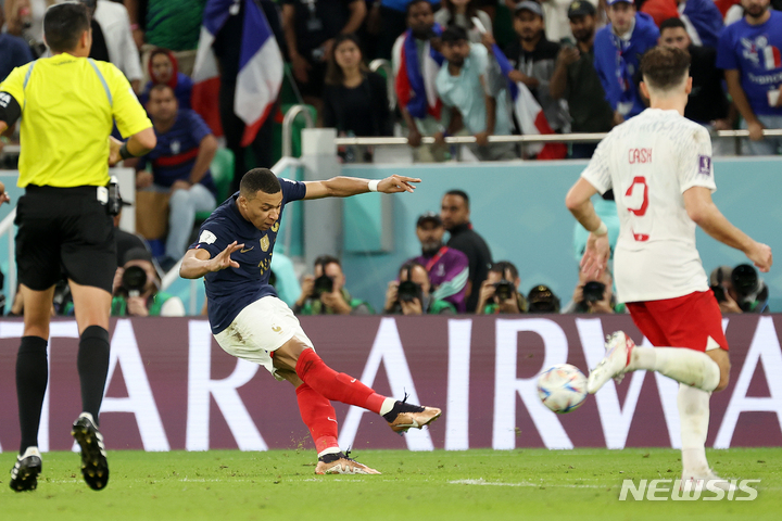 [도하(카타르)=뉴시스] 백동현 기자 = 4일(현지시간) 오후 카타르 도하 알투마마 스타디움에서 열린 2022 카타르 월드컵 16강전 프랑스와 폴란드의 경기, 프랑스 킬리안 음바페가 추가 득점하고 있다. 2022.12.05. livertrent@newsis.com