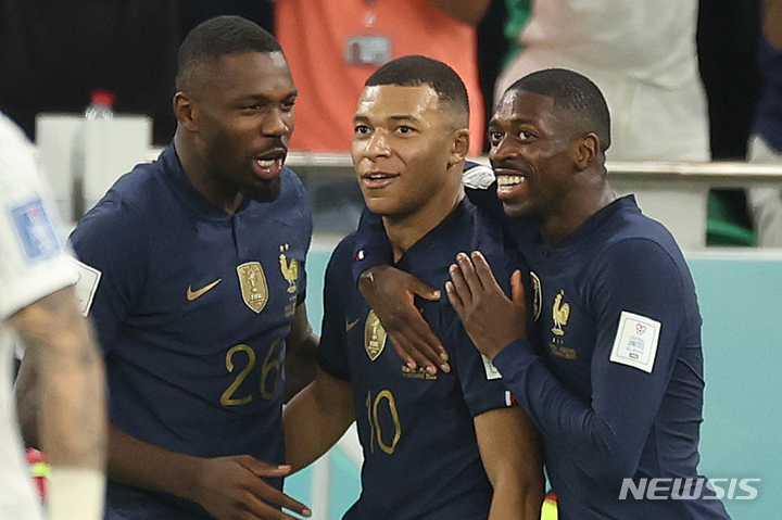 [도하(카타르)=뉴시스] 백동현 기자 = 4일(현지시간) 오후 카타르 도하 알투마마 스타디움에서 열린 2022 카타르 월드컵 16강전 프랑스와 폴란드의 경기, 프랑스 킬리안 음바페가 추가 득점 후 기뻐하고 있다. 2022.12.05. livertrent@newsis.com