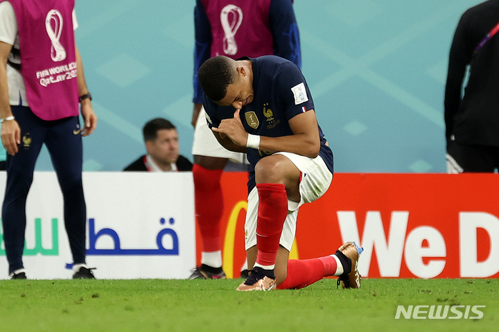 [도하(카타르)=뉴시스] 백동현 기자 = 4일(현지시간) 오후 카타르 도하 알투마마 스타디움에서 열린 2022 카타르 월드컵 16강전 프랑스와 폴란드의 경기, 프랑스 킬리안 음바페가 추가 득점 후 기뻐하고 있다. 2022.12.05. livertrent@newsis.com