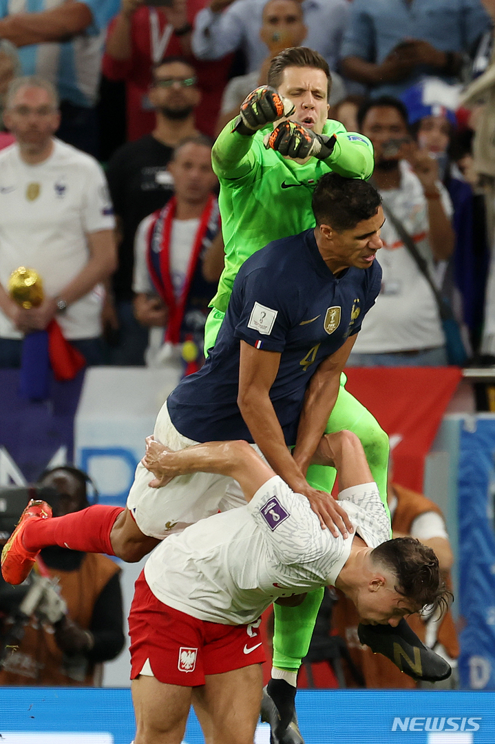 [도하(카타르)=뉴시스] 백동현 기자 = 4일(현지시간) 오후 카타르 도하 알투마마 스타디움에서 열린 2022 카타르 월드컵 16강전 프랑스와 폴란드의 경기, 양팀 선수들이 공중볼 경합하고 있다. 2022.12.05. livertrent@newsis.com