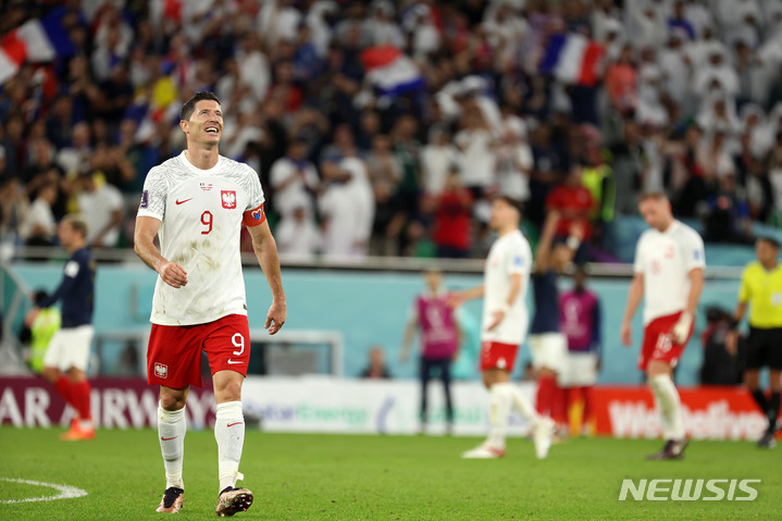 [도하(카타르)=뉴시스] 백동현 기자 = 4일(현지시간) 오후 카타르 도하 알투마마 스타디움에서 열린 2022 카타르 월드컵 16강전 프랑스와 폴란드의 경기, 폴란드 레반도프스키가 추가 실점 때 아쉬워하고 있다. 2022.12.05. livertrent@newsis.com