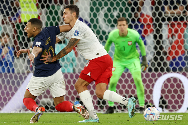 [도하(카타르)=뉴시스] 백동현 기자 = 4일(현지시간) 오후 카타르 도하 알투마마 스타디움에서 열린 2022 카타르 월드컵 16강전 프랑스와 폴란드의 경기, 프랑스 음바페가 패널티 박스 안에서 쓰러지고 있다. 2022.12.05. livertrent@newsis.com