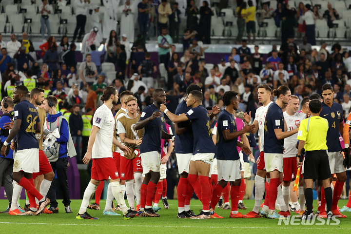 [도하(카타르)=뉴시스] 백동현 기자 = 4일(현지시간) 오후 카타르 도하 알투마마 스타디움에서 열린 2022 카타르 월드컵 16강전 프랑스와 폴란드의 경기, 3대 1로 경기가 끝난 후 양팀 선수들이 인사하고 있다. 2022.12.05. livertrent@newsis.com