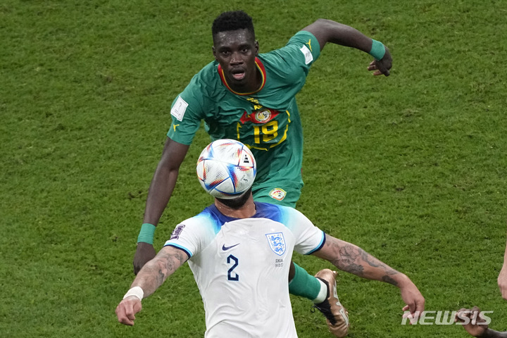 [알코르=AP/뉴시스] 4일(현지시간) 카타르 알코르 알베이트 스타디움에서 열린 2022 FIFA 카타르 월드컵 16강전 잉글랜드와 세네갈의 경기, 잉글랜드 카일 워커와 세네갈 파마라 디디우가 볼 다툼을 하고 있다. 2022.12.05.