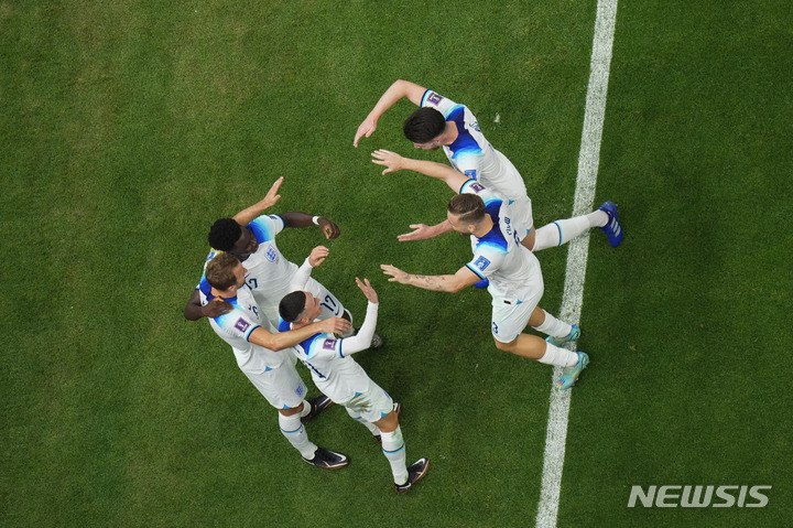 [알코르=AP/뉴시스] 4일(현지시간) 카타르 알코르 알베이트 스타디움에서 열린 2022 FIFA 카타르 월드컵 16강전 잉글랜드와 세네갈의 경기, 잉글랜드 해리 케인이 골을 넣은 뒤 동료들과 기뻐하고 있다. 2022.12.05.