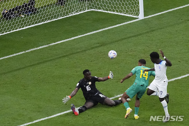 [알코르=AP/뉴시스] 4일(현지시간) 카타르 알코르 알베이트 스타디움에서 열린 2022 FIFA 카타르 월드컵 16강전 잉글랜드와 세네갈의 경기, 잉글랜드 부카요 사카가 골을 넣고 있다. 2022.12.05.