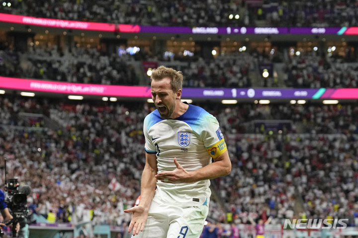 [알코르=AP/뉴시스] 4일(현지시간) 카타르 알코르 알베이트 스타디움에서 열린 2022 FIFA 카타르 월드컵 16강전 잉글랜드와 세네갈의 경기, 잉글랜드 해리 케인이 골을 넣은 뒤 기뻐하고 있다. 2022.12.05.