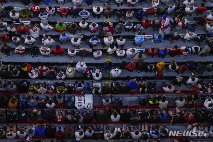 [알코르=AP/뉴시스] 4일(현지시간) 카타르 알코르 알베이트 스타디움에서 열린 2022 FIFA 카타르 월드컵 16강전 잉글랜드와 세네갈의 경기, 잉글랜드 팬들이 응원하고 있다. 2022.12.05.