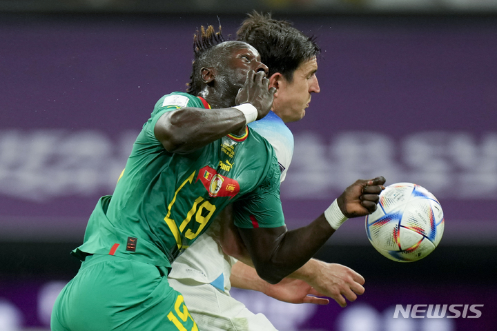 [알코르=AP/뉴시스] 4일(현지시간) 카타르 알코르 알베이트 스타디움에서 열린 2022 FIFA 카타르 월드컵 16강전 잉글랜드와 세네갈의 경기, 잉글랜드 해리 맥과이어와 세네갈 파마라 디디우가 볼 다툼을 하고 있다. 2022.12.05.