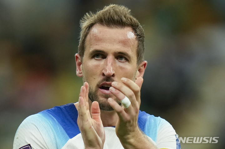 [알코르=AP/뉴시스] 4일(현지시간) 카타르 알코르 알베이트 스타디움에서 열린 2022 FIFA 카타르 월드컵 16강전 잉글랜드와 세네갈의 경기 종료 후 잉글랜드 해리 케인이 박수를 치고 있다. 2022.12.05.