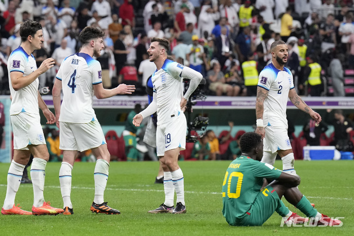 [알코르=AP/뉴시스] 4일(현지시간) 카타르 알코르 알베이트 스타디움에서 열린 2022 FIFA 카타르 월드컵 16강전 잉글랜드와 세네갈의 경기에서 승리한 잉글랜드 선수들이 기뻐하고 있다. 2022.12.05.