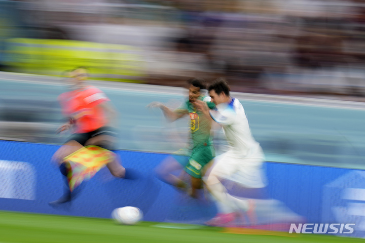 [알코르=AP/뉴시스] 4일(현지시간) 카타르 알코르 알베이트 스타디움에서 열린 2022 FIFA 카타르 월드컵 16강전 잉글랜드와 세네갈의 경기, 선수들이 볼 다툼을 하고 있다. 2022.12.05.
