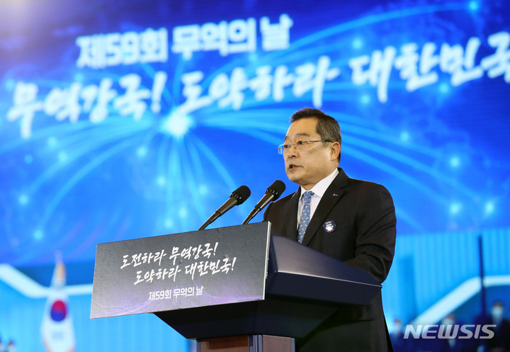 [서울=뉴시스] 전신 기자 = 구자열 한국무역협회장이 5일 서울 삼성동 코엑스에서 열린 제59회 무역의날 기념식에서 개회사를 하고 있다. 2022.12.05. photo1006@newsis.com