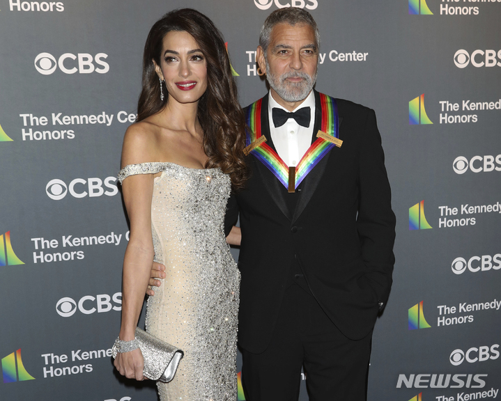 [워싱턴=AP/뉴시스] 2022 케네디 센터 공로상 수상자인 배우 조지 클루니가 부인 아말과 함께 4일(현지시간) 워싱턴의 케네디 센터에서 열린 시상식에 참석해 포토타임을 갖고 있다. 케네디 센터 공로상은 미국의 문화·예술 분야에 큰 업적을 남긴 인물들에게 주는 상이다. 2022.12.05.