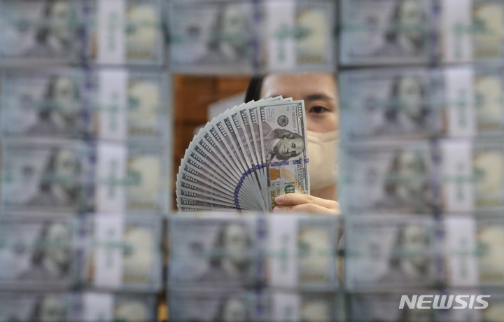 [서울=뉴시스] 권창회 기자 = 5일 오전 서울 중구 하나은행 위변조대응센터에서 직원이 달러화를 정리하고 있다. 한국은행이 5일 발표한 '2022년 11월말 외환보유액'에 따르면 지난달 말 우리나라의 외환보유액은 4161억 달러로 전월말(4140억1000만 달러)보다 20억9000만 달러 증가했다. 지난 7월 이후 4개월 만에 증가 전환한 것이다. 2022.12.05. kch0523@newsis.com