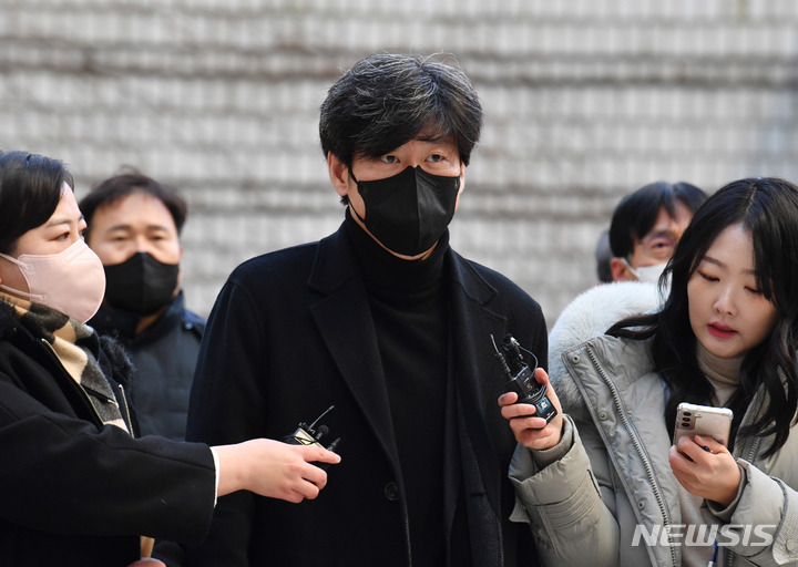 [서울=뉴시스] 추상철 기자 = 남욱 변호사가 5일 오전 서울 서초구 서울중앙지법에서 열린 '대장동 개발 배임 혐의' 68차 공판에 출석하고 있다. (공동취재사진) 2022.12.05. photo@newsis.com