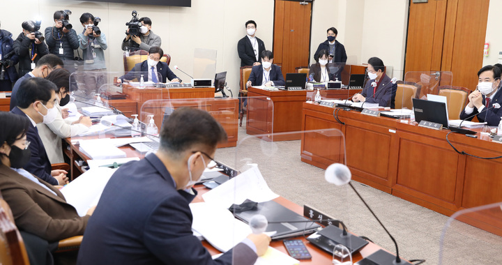 [서울=뉴시스] 전진환 기자 = 신동근 소위원장이 지난해 12월5일 오전 서울 여의도 국회에서 열린 기획재정위원회 경제재정소위원회의에서 경제안보를 위한 공급망 안정화 지원기본법안을 상정하고 있다. 2022.12.05. amin2@newsis.com
